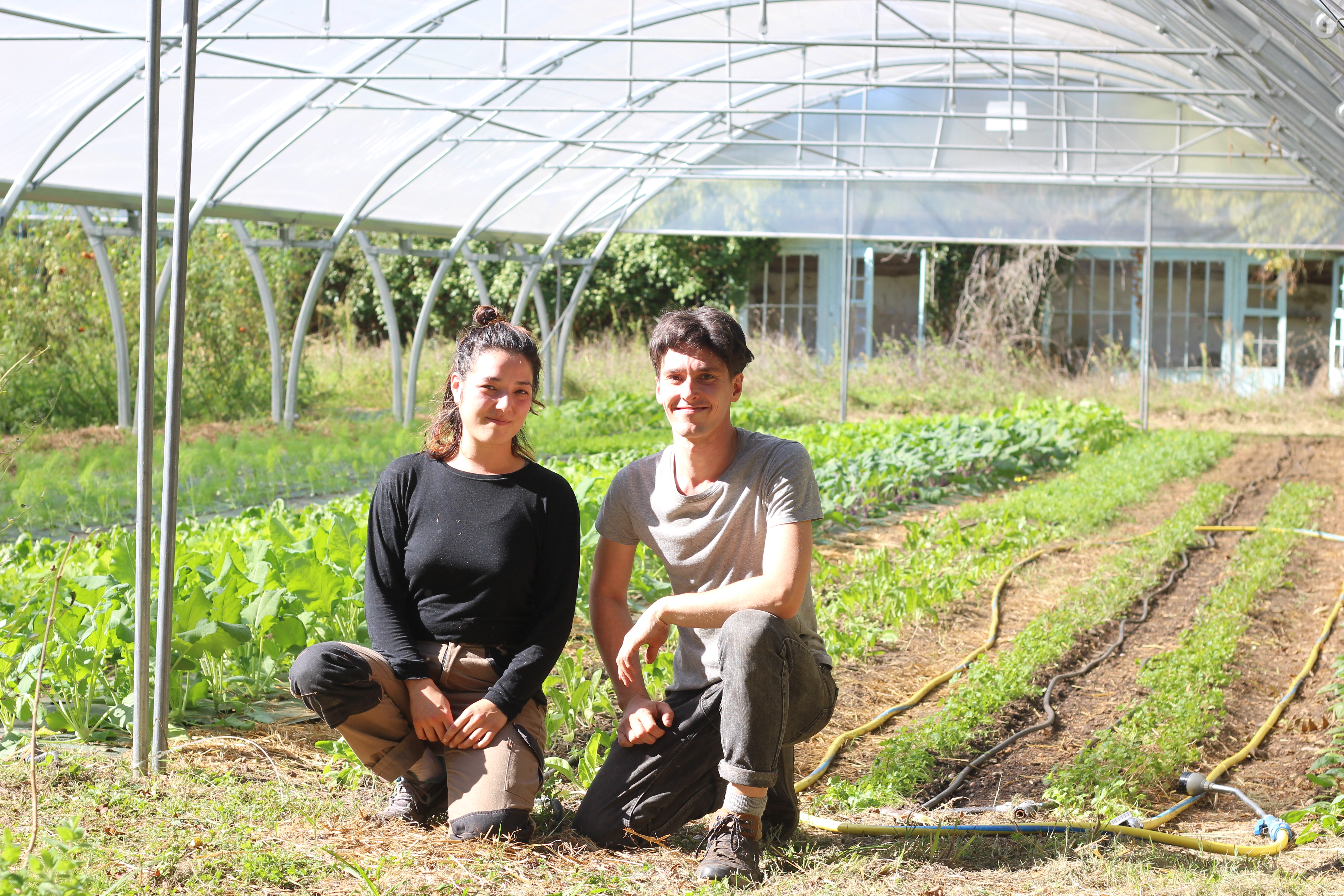 Image de Thomas Waldhaüsl et Claire Cambier devant la ferme La Béthanie